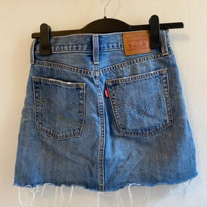Levis jeanskjol - Levis jeanskjol i storlek 26. 
