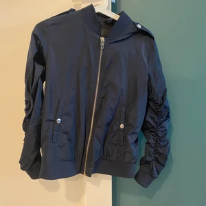 Jacka  - En super snygg jacka från Rock’n blue. Använt två gånger. Passar dig som är runt 155/160 cm. Köparen står för frakt 