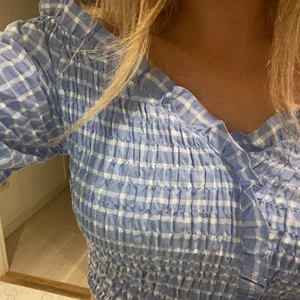 Blus/topp  - säljer denna slutsålda ofshoulder blus/topp då den inte kommer till användning längre. endast använd ett fåtal gånger, köpt på zara😇 köpt för 359