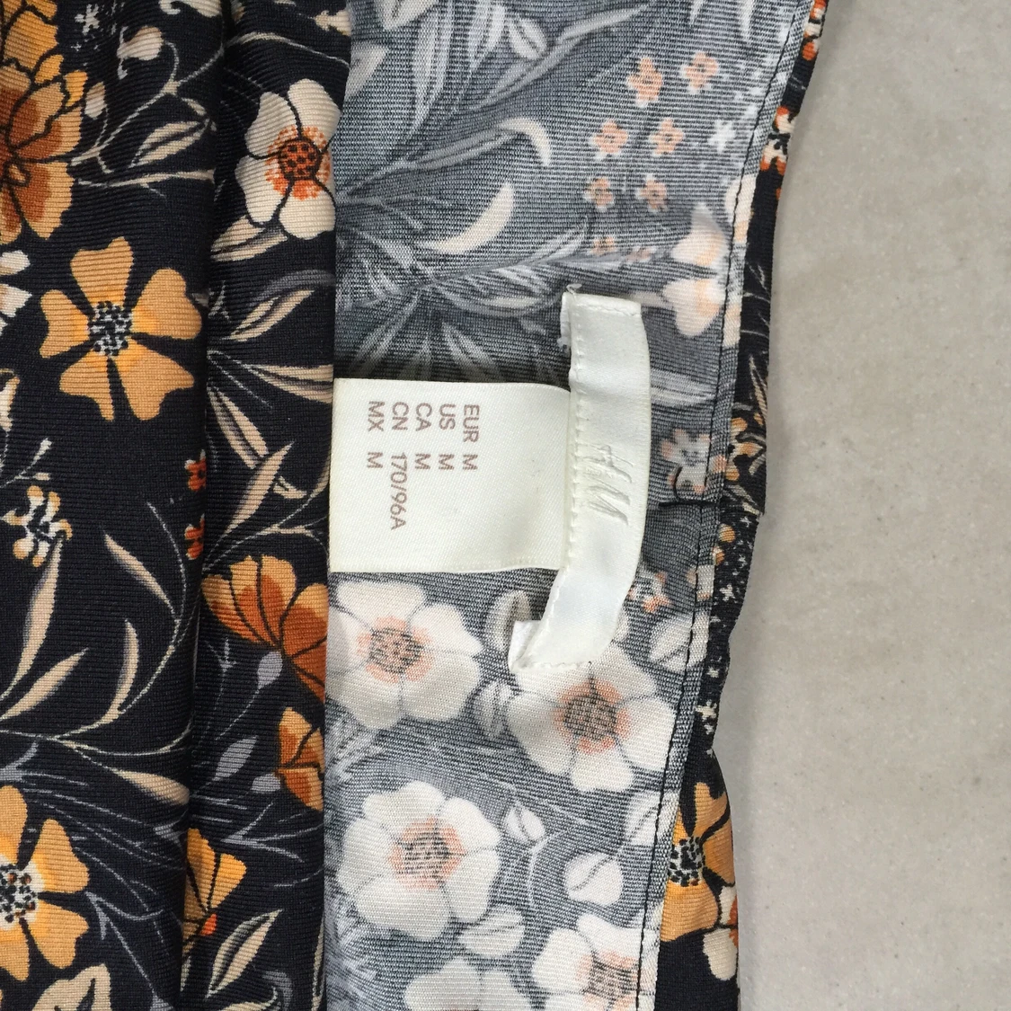 Blommig off-shouldertröja - 91