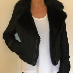 Jofama jacka - Första bilden är lånad🍁                                            Säljer denna Jofama jacka i storlek 34, obs en knapp har lossnat på ärmslutet, men lätt att sy på igen (den medföljer självklart)  :)  bara att höra av er om ni vill ha fler bilder eller så 🙏