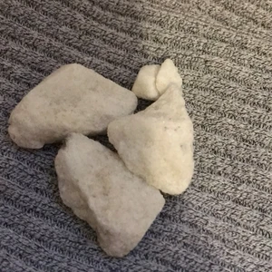 Kristaller - Fina jag tror att det är milky quartz är ej säker . 20 för den stora 10 för den lilla 