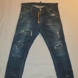 Dsquared2 jeans säljs i storlek 46. Modellen på jeansen är 