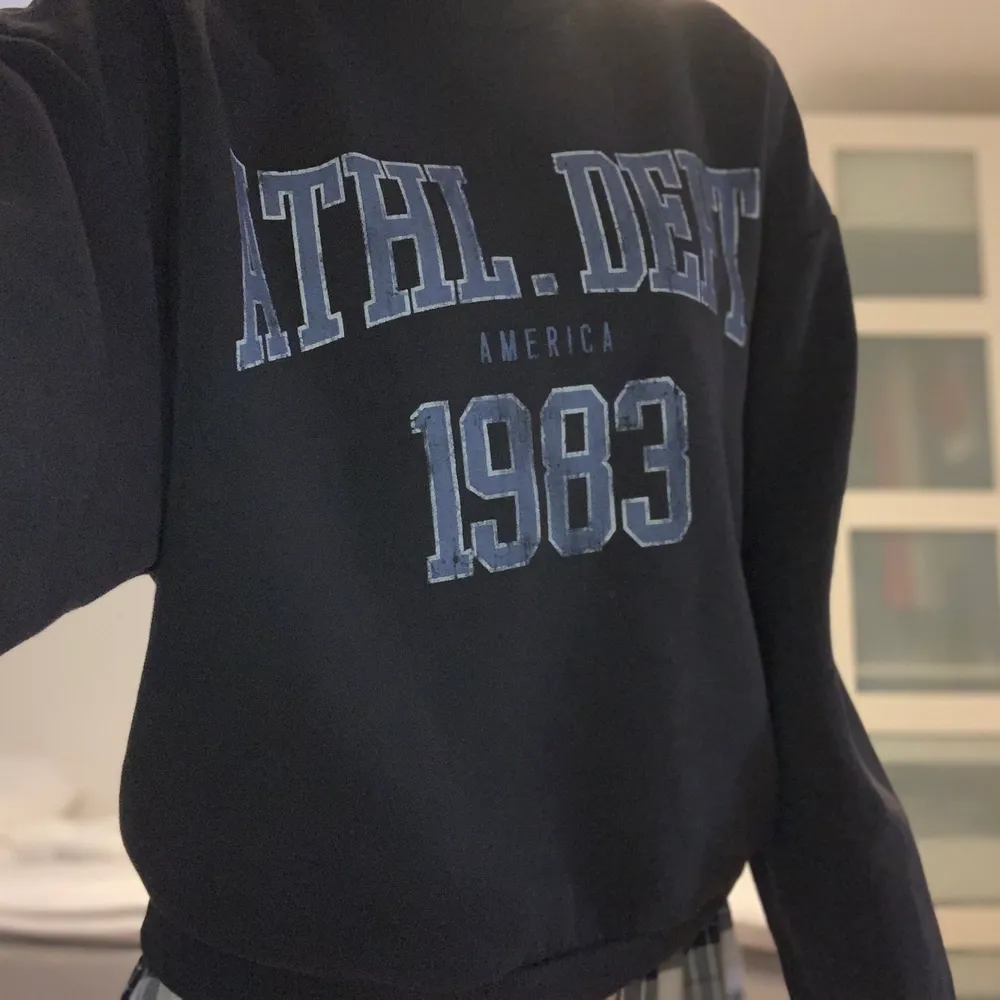 En så fin och skön sweatshirt som dessvärre inte kommer inte användning längre. Den är lagom stor i storleken och är ganska lång i armarna vilket är så fint! Buda gärna i kommentarna💕. Hoodies.