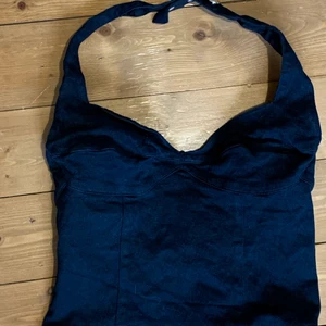 Halterneck topp - Säljer den här ur snygga halterneck-korsett toppen i jeans material. Bra till fest och i perfekt skick🥰
