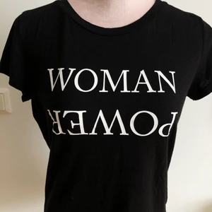 T-shirt strl: S - Woman Power t-shirt. Sparsamt använd. 