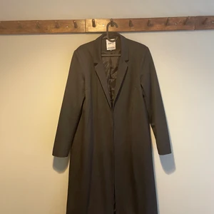 Tunn kavajkappa strl 38 - Jättefin lång kavajkappa. Jag som är 163 når kappan till hälften av vaden. Fin längd!