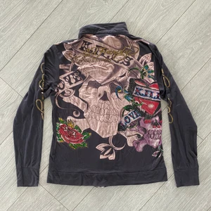 Ed hardy tröja - Lägger upp igen pga oseriös köpare. Säljer en Ed hardy tröja (fake). Passar mig som har S. Den har ett hål som visas på tredje bilden men är inget som är tydligt. Köpare står för frakt!🤠