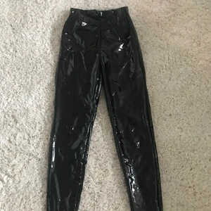Lackbyxor från Bikbok i stl xs  - Ett par jättesnygga och bekväma lackbyxor från Bikbok i stl xs, men skulle även säga att de passar en s vilket jag är!
