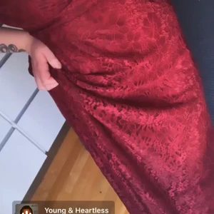 Balklänning - Superfin mörkröd långklänning som passar perfekt till bal. Använd endast 1 gång! Har en diskret dragkedja i sidan. Spetsdetaljer över hela klänningen. Storlek 44. Köpt på Bubbleroom.