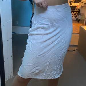 Så fin silkes kjol som bara är använd någon gång. (Vet att den är skrynklig men vid köp stryker jag den självklart). Den är ifrån ZARA i storleken XS, men passar nog en S också! Kom med bud, priset är förhandlingsbart