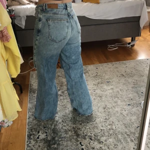 vida jeans - vida jeans från bikbok, slitningarna har gått upp lite men frf i bra skick🥰