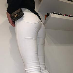 Vita Scarlett jeans från Lee. Knappt använda. W24 L31 men de är väldigt stretchiga och passar mig som brukar ha W25/S🤍🤍