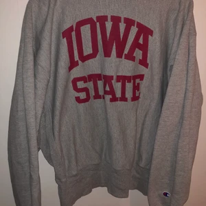 Champion Sweatshirt  - Storlek L, ocersized med muddar på ärmar och längst ner. IOWA STATE
