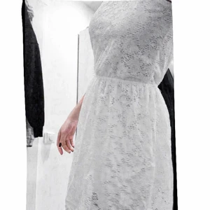 H&M White summer dress XS-S - Superfin spetsklänning från H&M, i strl XS-S. Denna klänningen är så bra på att framföra former på ett vackert sätt utan att vara för blottande eller visa för mycket hud💕 tunt resårband i midjan och lösare passform i resten av klänningen skapar en timglas-illusion ⏳ Använd 2 gånger, 3 max. Frakt ingår i priset! 