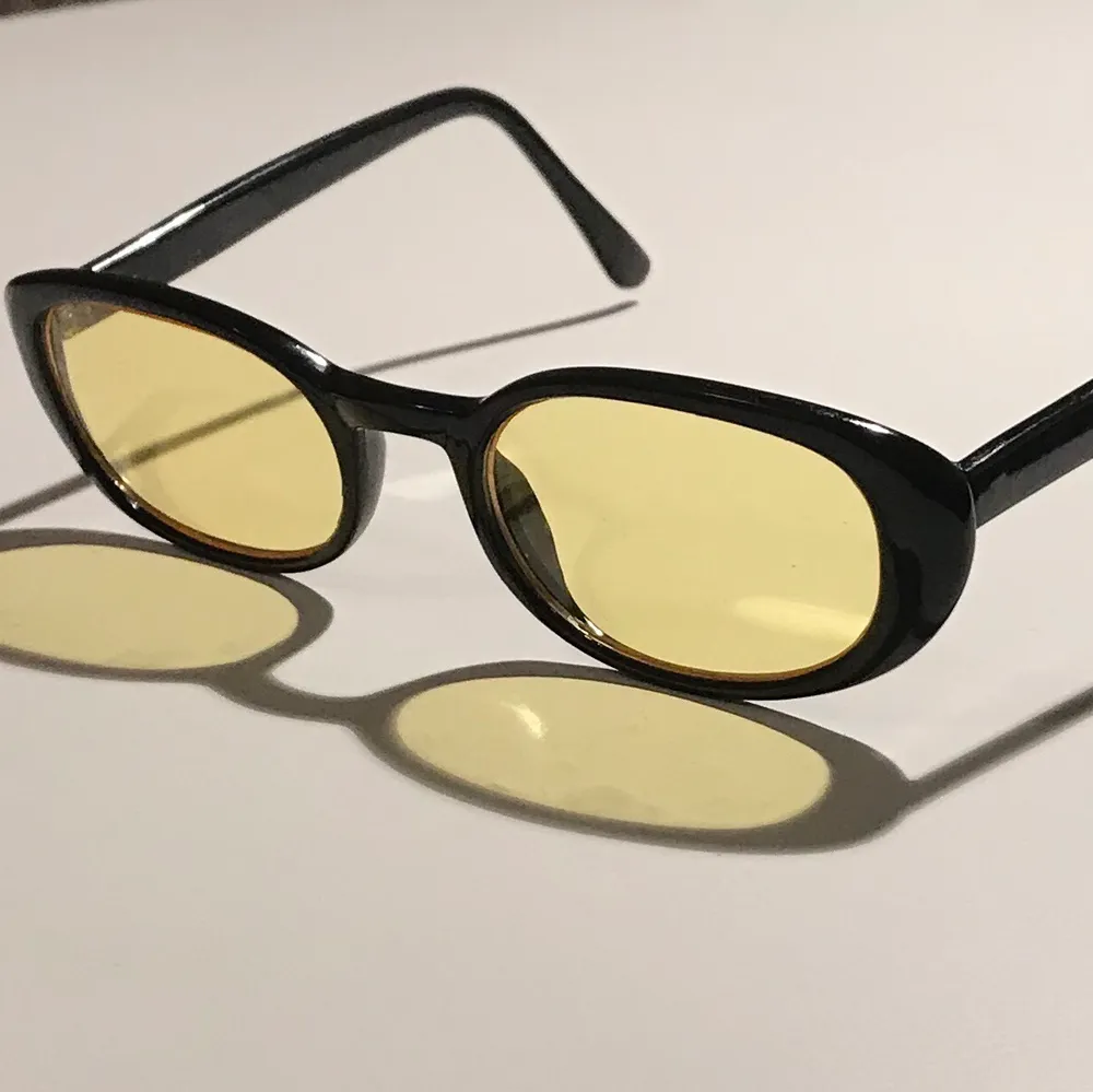Ett par rektangulära/ovala solglasögon med gul glas. Aldrig använda därav mycket bra skick! Hör av er vid frågor och intresse! 😊. Accessoarer.