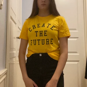 Gul T-shirt  - Gul T-shirt med tryck. Säljs då det inte är min stil. Köparen står för frakten