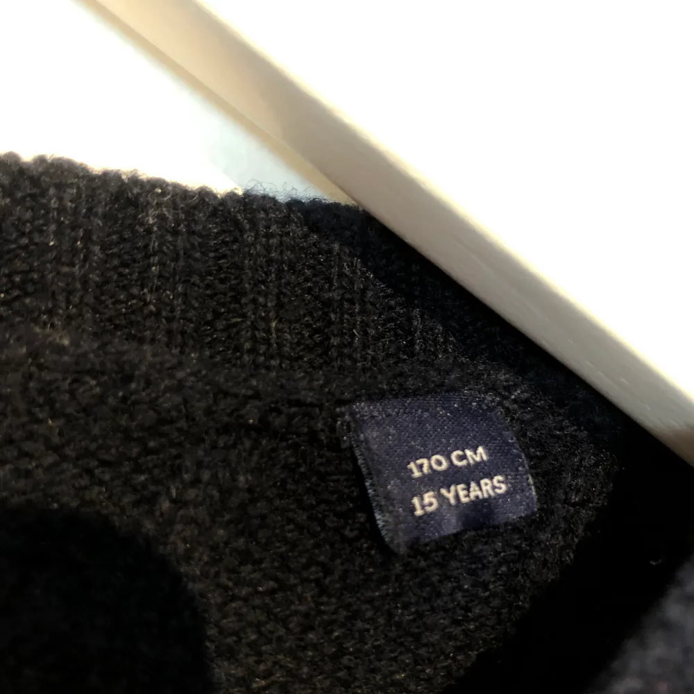Stickad tröja från Gant som är mörkblå i storlek 170 cm, 15 år.(S/M) Använd bara några få gånger. Frakt ingår ej. . Stickat.