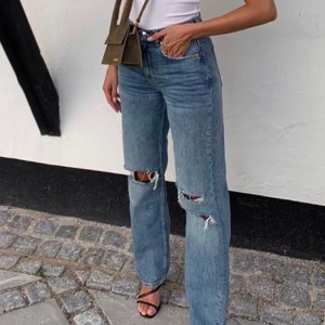 90’s jeans - säljer dessa skitsnygga jeans med slitningar från gina tricot!! superbra skick, använda 2/3 gånger men är aningen för stora för mig nu 💕 350kr inklusive frakt 💘
