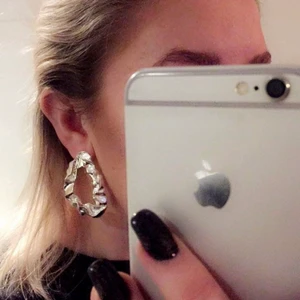 Safira assymetriska örhängen - Otroligt fina silverörhängen från Safira som är assymetriska vilket blir en magiskt fin effekt. Köpta 2020 för 500kr och säljer nu för 200. Vid stort intresse blir det bud från 150 💕 frakt 12kr ✨ Självklart putsar jag örhängena innan jag skickar iväg de 💞