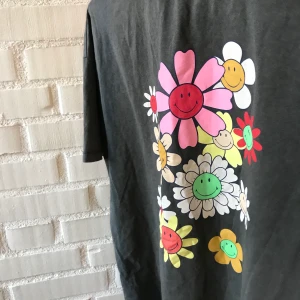 T-shirt med coolt tryck - Älskar denna tshirt men tycker den är liite för liten för mig (som är 180 lång) storlek M men sitter nog jäkligt snyggt på xs/s också då den blir mer oversized. I gott skick!! Om flera intresserade buda i kommentarerna: bud från 100 höj med 20 (avslutas fredag 17:00)🤝 köpare betalar frakt