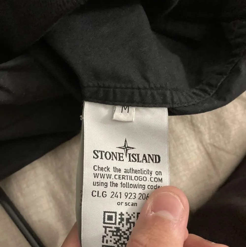 En av de limiterade stone island ghost collection tröjorna. Som du ser på bilden så är det en sweatshirt med den speciella o nästan rare badgen. Storleken är medium o den sitter grymt snyggt, som en stone island tröja ska göra. Bra deal med tanke på att den kollektionen inte kommer tillbaka utan bara slog en gång!. Tröjor & Koftor.