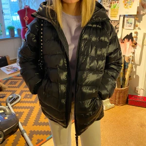 Jacka - Hej! Säljer denna peak performance jacka i storlek XL. Den är använd en vinter men fortfarande i väldigt gott skick. Tyvärr finns det ett litet hål på högra ärmen men det är lagat och syns knappast. Nypris 2600kr. Skriv om ni undrar något. Mvh Martin