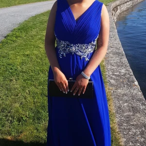 Balklänning inkl fluga och duk.  - Balklänning inkl fluga och bröstduk för sällskapet i matchande blå färg. Passar en S-M pga resår i ryggen. Unik klänning! Finns även stenar för håret för håruppsättning vid intresse. Skicka meddelande så får du mer info/bilder. 