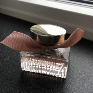 Oanvänd Chloe parfym säljs - Säljer denna parfymen ”chloe eau de pafum ”då jag köpte fel doft, endast ett ”sprut” använt. Köpt för 650