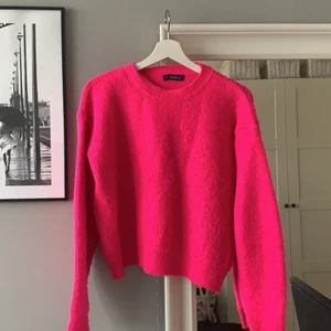 Rosa stickad tröja  - Cool neonrosa stickad tröja. Nästan aldrig använd. Orginalpris:400