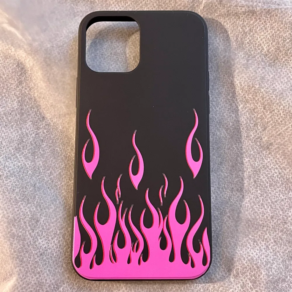 Svart skal med rosa eldsflammor, passar iPhone 12 och 12 PRO. Aldrig använt! Fri frakt💞. Accessoarer.