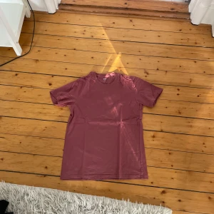 Röd/rosa t-shirt - Fin färg