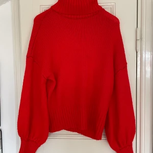 Stickad oversized rödorange polotröja  - Vacker tröja från Ellos i strl 34/36 men är oversize på mig som vanligen är 38. Använd men otroligt bra skick, säljer då den inte kommer till användning. Spårbar frakt med DHL inräknad i priset! 