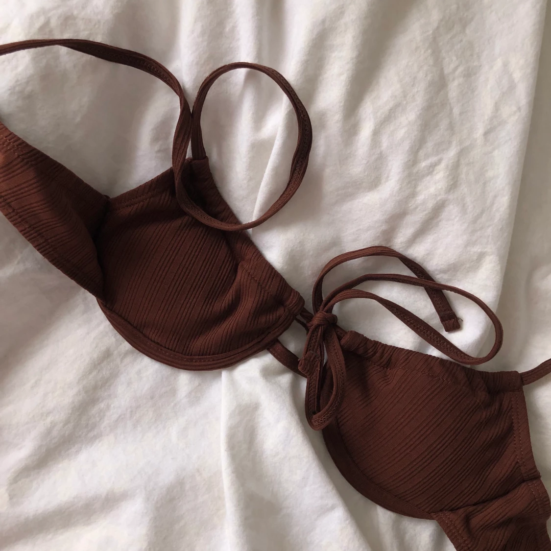 Brun oanvänd bikinitop