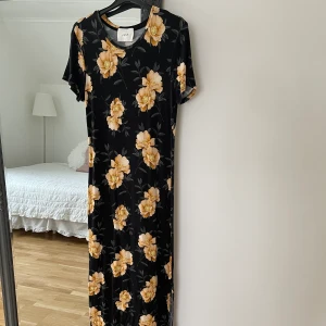 Blommig långklänning 🌼 - En fin blommig långklänning från Just Female 🌼