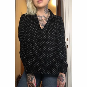 Skjorta - Skjorta från Monki, fyrkantig och oversized i passform. Bomull eller viskos. Fint använd. Storlek M