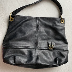 Svart väska - Väska från Åhlens. Rymlig 