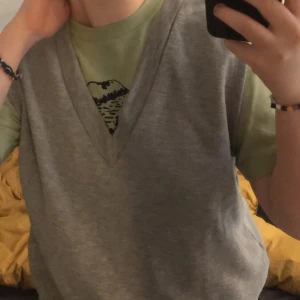 Grå väst 🤍🖤 - Säljer en grå väst från Gina Tricot då den inte längre kommer till användning 😊 använd fåtal gånger ! Storlek M. 