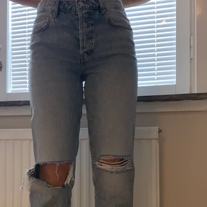 Jeans - Snygga sommar jeans med hål i knäna från HM. Är i storlek 42 men passar folk från 38-42. 💫Köparen står för frakt💫