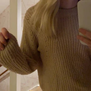 Stickad - Så fin stickad tröja från Gina! Tror inte den säljs längre. Strl xs men passar xs-s. Beige!🤎