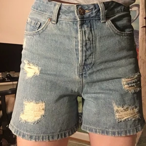 Högmidjade jeans-shorts  - Köpta förra sommaren, men har insett att jag har FÖR många shorts (hur nu det är möjligt??). Hur som helst: bekväma, snygga och lätt-styleade 