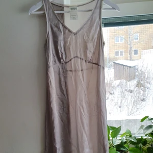 Silkes nattlinne  - Super fint vintage nattlinne i 100% silke som jag tyvärr aldrig använder. Frakten ingår i priset 💕💕