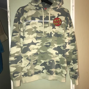 Santa Cruz hoodie - Santa Cruz hoodie i bra skick, använd en del men märks inte förutom att den är lite nopprig i tyget. Nypris runt 600. M i herratorlek sitter bra oversized på mig som är en S