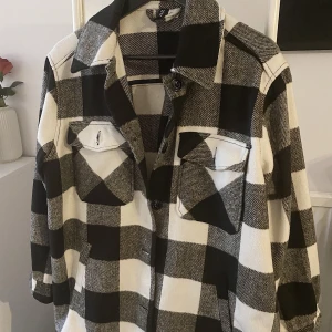 Rutig Skjortjacka H&M 🤍🖤  - Jättefin skjortjacka ifrån H&M, nästan aldrig använd. Med andra ord i princip nyskick. Köpte för 400kr🤍  storlek medium, passar dock S/M ❣️