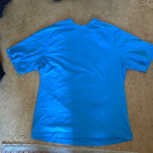 COS t-shirt  - Super skön och len oversized t-shirt från COS, 100% ylle. Använd ett fåtal gånger för jag tröttnade för snabbt. Möts upp i city eller söder. Frakt går att lösa! 