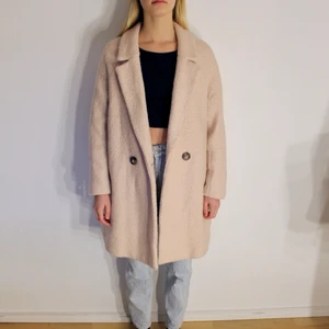 Ljusrosa kappa från Zara - Jättefin ljus rosa kappa från zara!  Storlek: M  Pris  Skriv buden till mig privat eller kommentera på bilden!  Kan även mötas upp mellan Varberg & Göteborg Köpare står för frakten (Du bestämmer vilket paket så länge det uppfyller vikt och storleks kraven)