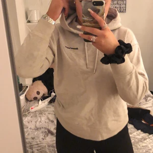 Beige hoddie med tryck p baksida - Hoddie ifrån hm storlek XS. Hoodien är ifrån en kollektion med Helena Christensen. Inga hål eller någonting som är trasigt. Metall ute på snörerna. Kan mötas upp i Stockholm eller i Norrtälje. 