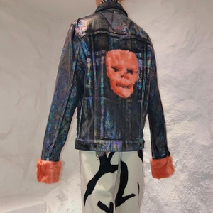 Snyggaste Jackan - Snyggasteoch coolaste  jackan i från Illbating Design. Säljer då jag inte får någon användning för den. Jackan är helt orörd! Köpt för 1000 kr och helt slutsåld! 💕 släpper inte billigt! 