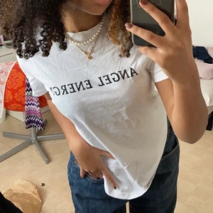 Nice t-shirt - En nice t-shirt med motivet ”angel energy”! Oversize fit. Säljer då den inte kommer till användning. Köpt i London för flera år sen. Köparen står för frakten💕 (budgivning om fler intresserade)