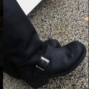 Johnny bulls - Varma och bekväma stövlar från Johnny bulls med silverdetaljer i strl 38. Endast använda ett fåtal gånger under en vintersäsong. I fint skick! Nypris ca 2000kr